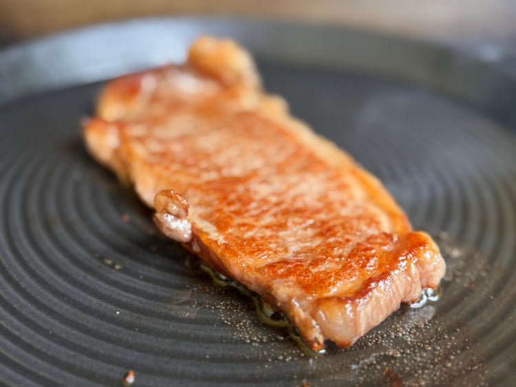 Japanisches Wagyu A5 Rostbeef in der Grillpfanne – goldbraun angebraten, saftig und intensiv marmoriert